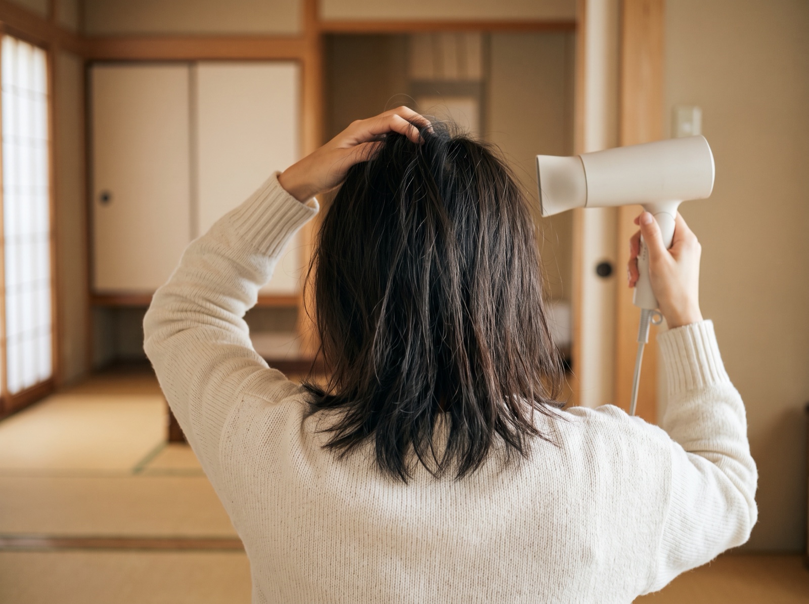 前髪の根元を乾かす手元
