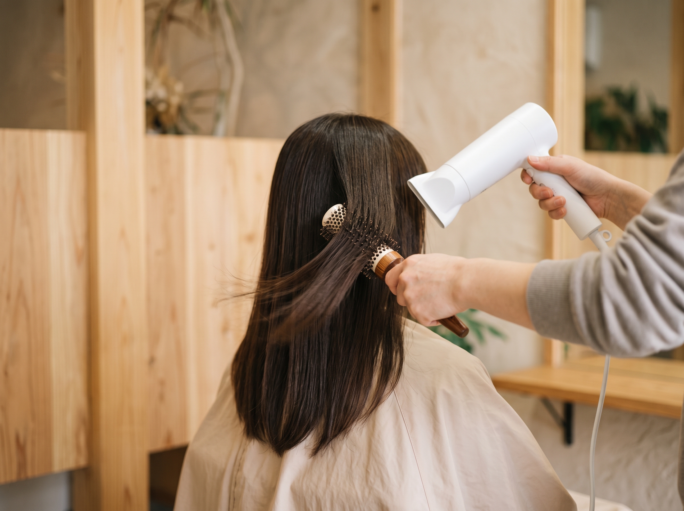 ロングヘアをブローで仕上げる手元